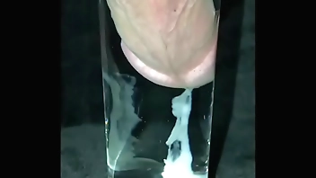 コップの水の中で射精