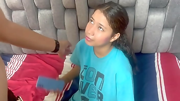 Invito a mi pequeña hermanastra a ver películas para poder follarmela y correrme en su culo. H.L.