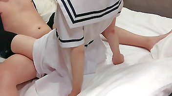 騎乗位で中出しした精液がこぼれちゃった　清楚系の女子高生の制服でハメ撮り　手マン　オーガズム　コスプレ